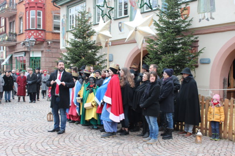 Bürgermeister Saar begrüßt die Dreikönigssänger vor dem Rathaus