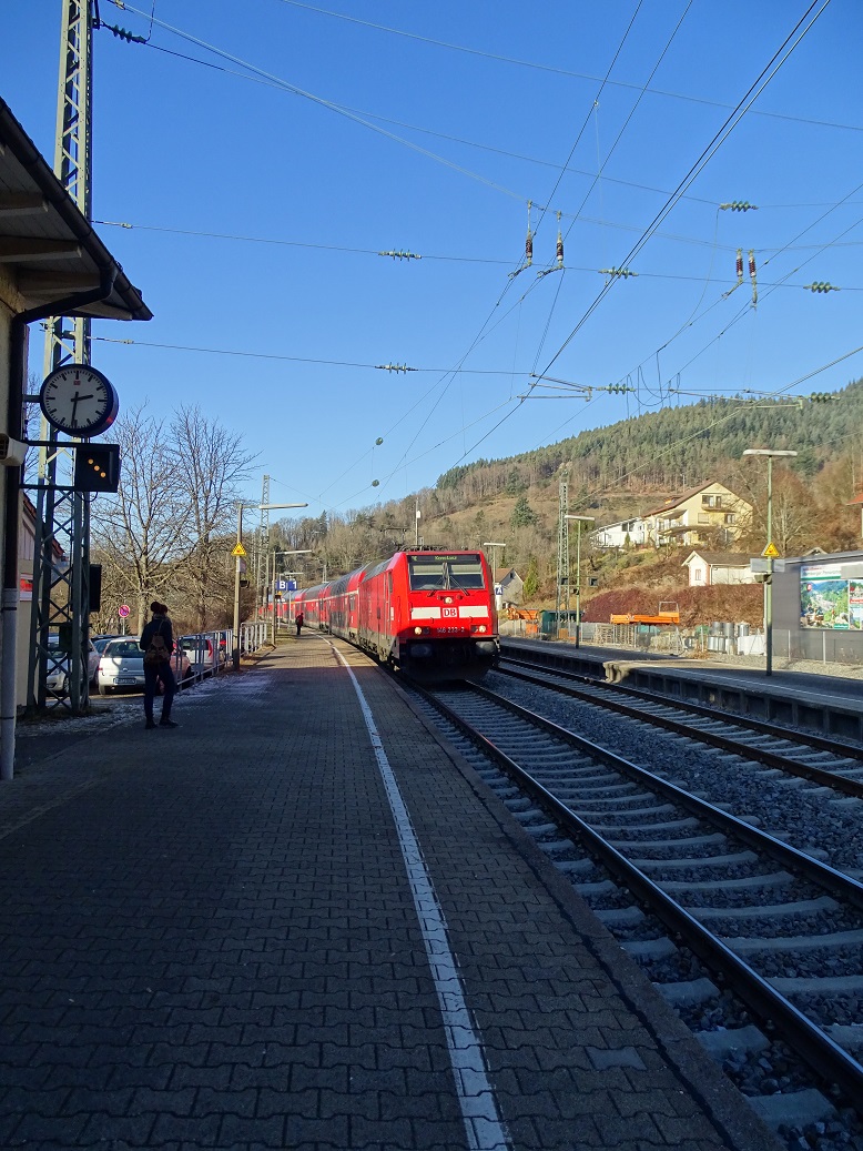 Einfahrt der Schwarzwaldbahn in den Bahnhof Hornberg