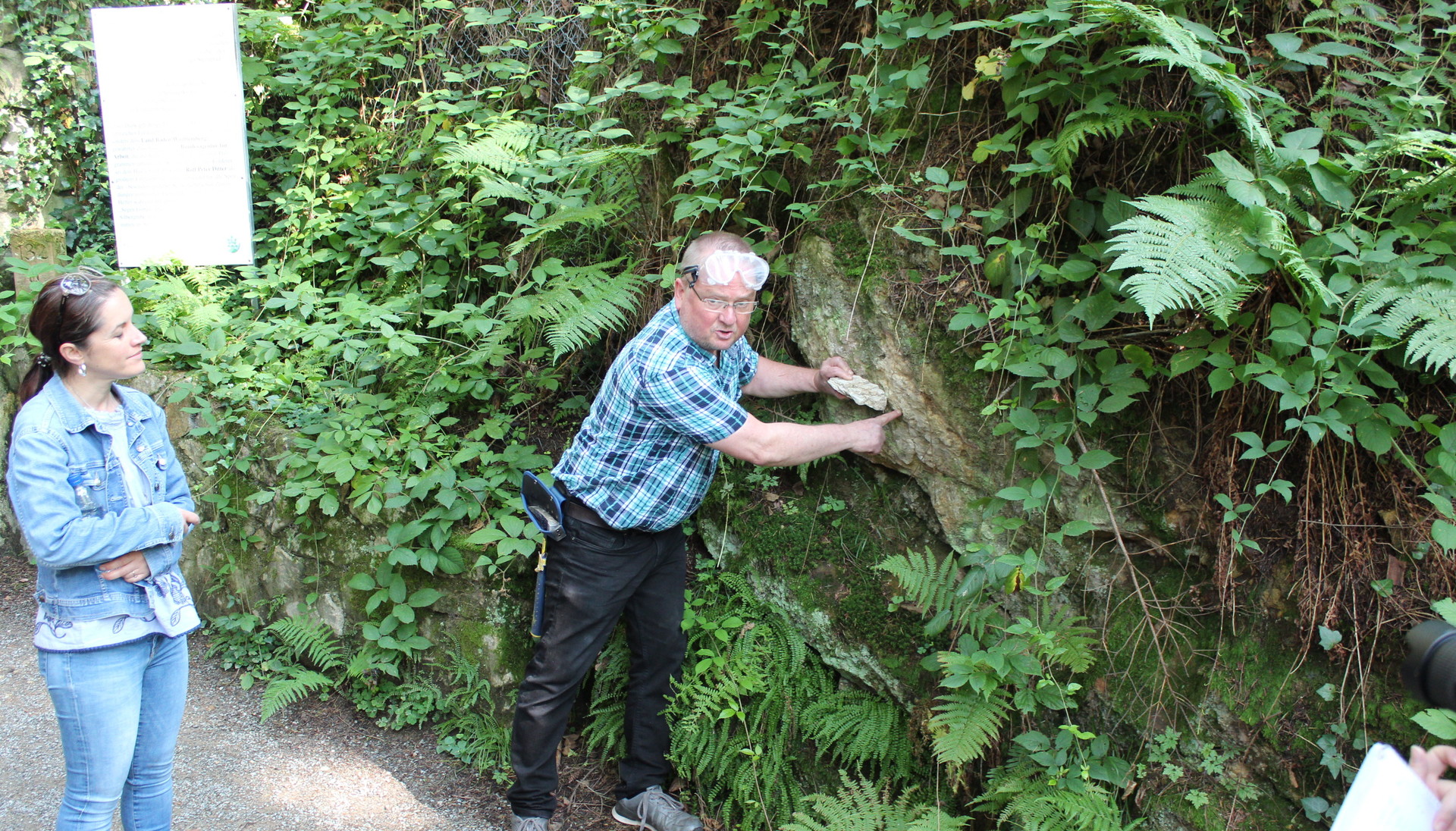 Der Geologe Dr. Megerle, der die GeoTouren zusammen mit dem Naturpark Schwarzwald Mitte/Nord entwickelt hat, informiert auf der GeoTour von Haslach.