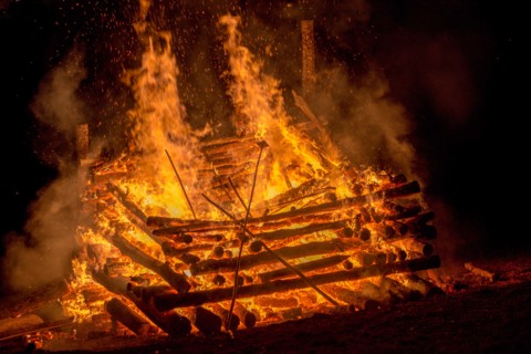 Der große Holzstapel steht in großen Flammen und brennt hinunter